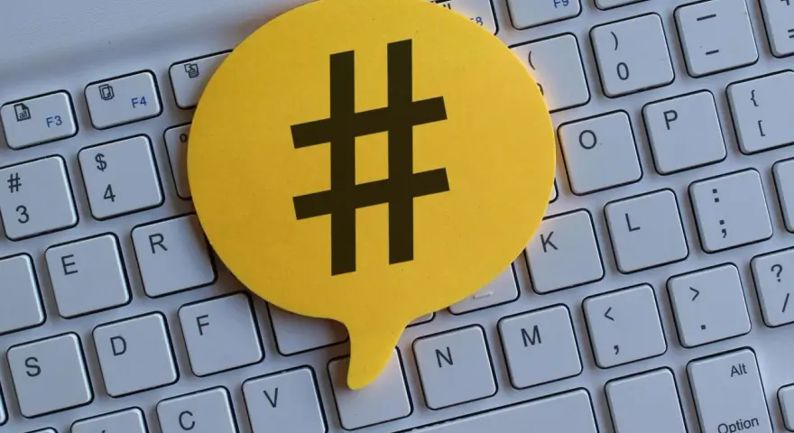 Żółta chmurka z symbolem # na klawiaturze. Czy to zapowiedź najpopularniejsze hashtagi dziś?