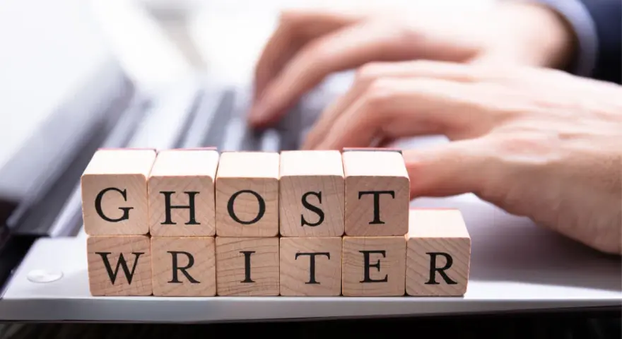 Drewniane klocki z literami tworzą napis "GHOST WRITER". Kto to taki? To pisarz, który tworzy teksty dla kogoś innego.