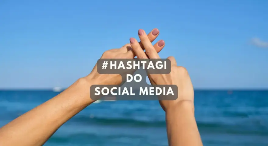Dwie dłonie tworzą znak #. Tekst: #HASHTAGI DO SOCIAL MEDIA. Idealne gotowe hashtagi na wakacje!