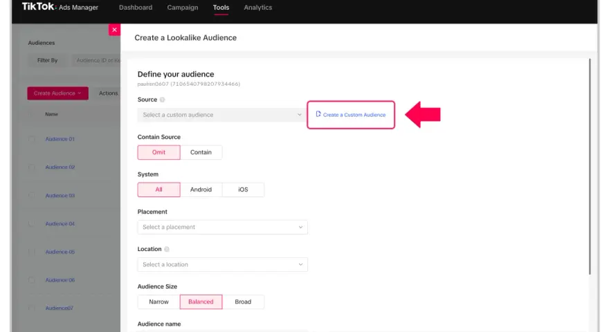 Tworzenie grupy odbiorców na TikToku: wybierz źródło, system, lokalizację i rozmiar grupy. Kliknij "Create a Custom Audience", aby rozpocząć.