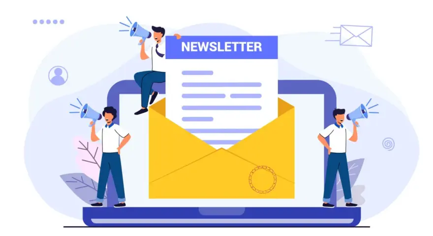 Ludzie z megafonami ogłaszają, co to jest newsletter: wiadomość z koperty na ekranie laptopa.