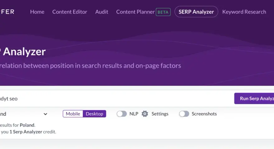 Narzędzie SERP Analyzer od Surfer SEO analizuje frazę "audyt seo" dla Polski, pokazując wyniki desktopowe.