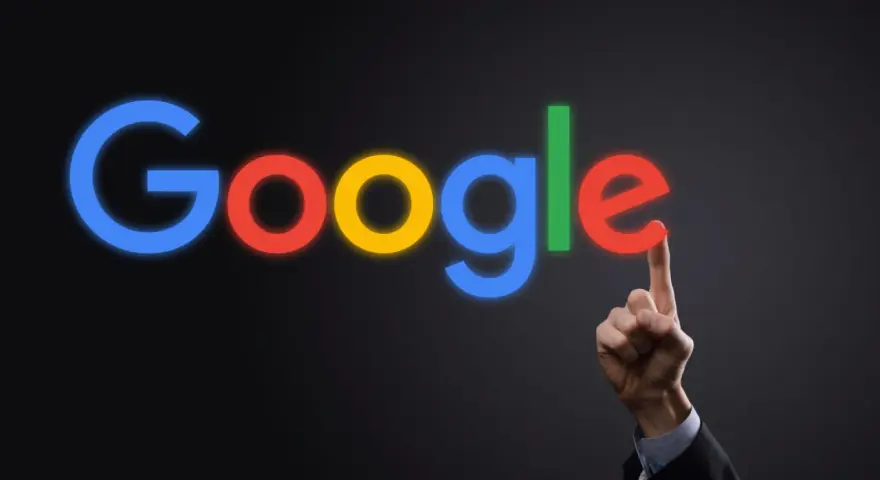 Palec wskazujący dotyka litery "e" w neonowym logo Google. To symbol tego, google co to jest - wyszukiwarka, która łączy nas ze światem.