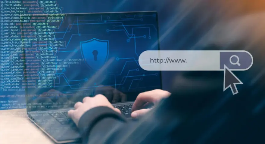 Osoba wpisuje adres strony w przeglądarce, symbolizując bezpieczeństwo w internecie. SSL co to jest? To szyfrowanie połączenia.