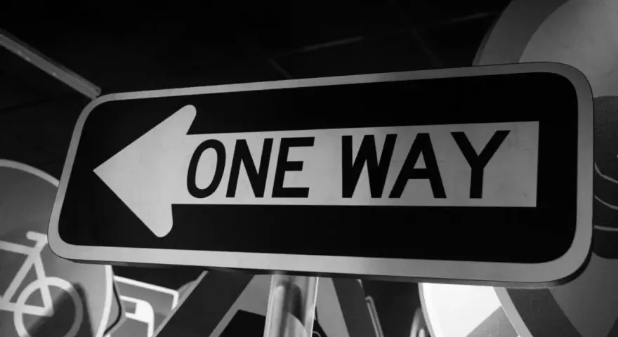 Znak "ONE WAY" w lewo, jak przekierowanie 301 htaccess.