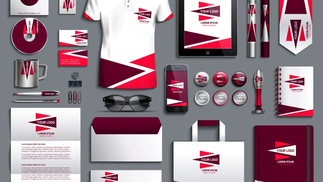 Branding co to? Zestaw materiał&oacute;w promocyjnych: koszulka, kubek, długopis, notes, telefon, tablet, pendrive, wizyt&oacute;wki, koperta, torba, z logo firmy.
