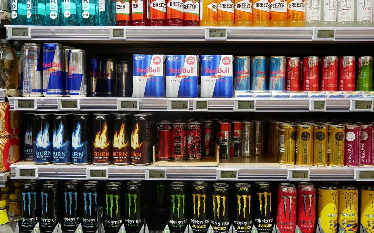 Półki sklepowe uginają się od napojów energetycznych. Efektywny trade marketing sprawia, że Red Bull, Burn i Monster kuszą konsumentów.