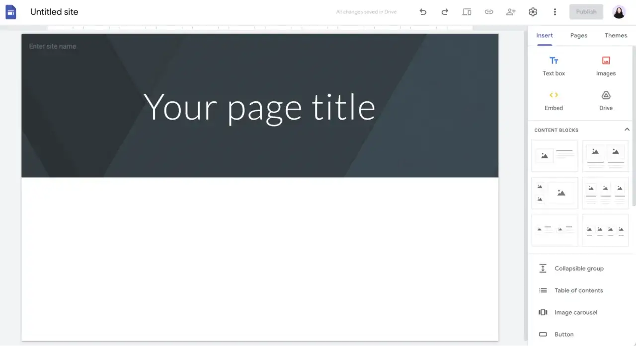 Interfejs edytora Google Sites do tworzenia witryny. Widoczny jest obszar roboczy z tytułem strony i panel boczny z opcjami wstawiania elementów.