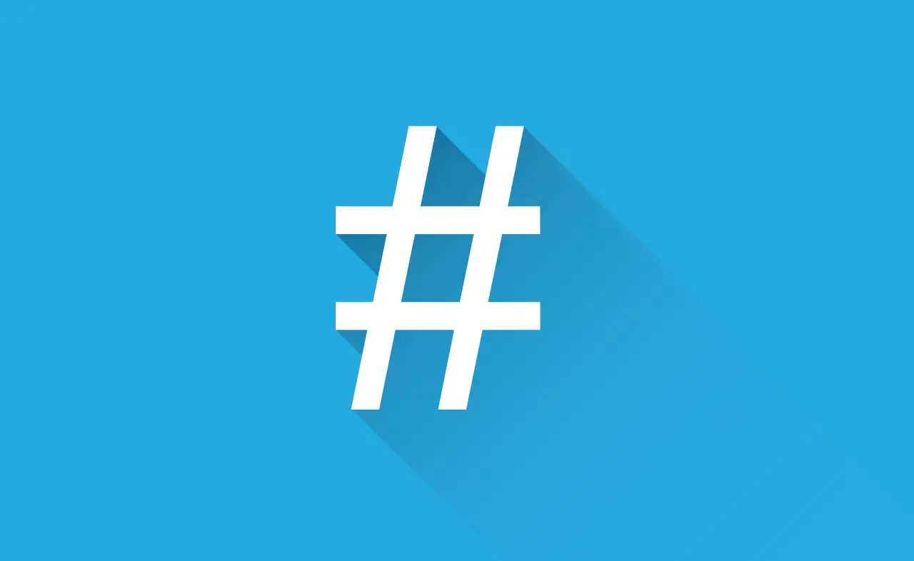 Biały symbol # na niebieskim tle. Symbolizuje najpopularniejsze hashtagi dziś, które pomagają w organizacji treści i zwiększają ich zasięg.