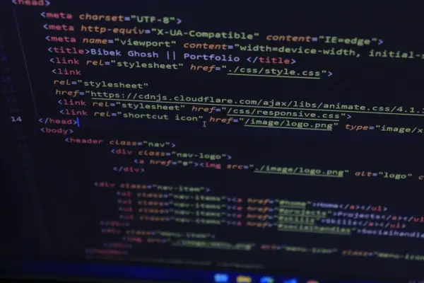 Kod HTML z meta tagami, tytułem strony "Bibek Ghosh || Portfolio" i linkami do plików CSS.