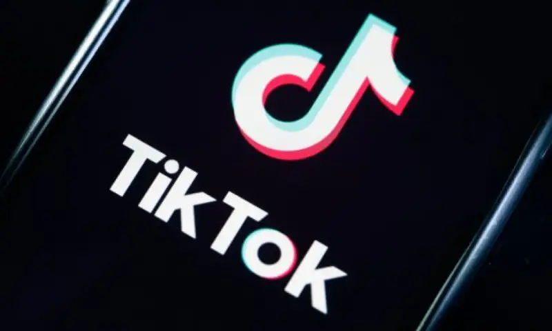 Logo TikToka na czarnym tle. Aplikacja zyskała popularność w 2018 roku, choć jej początki sięgają 2016.